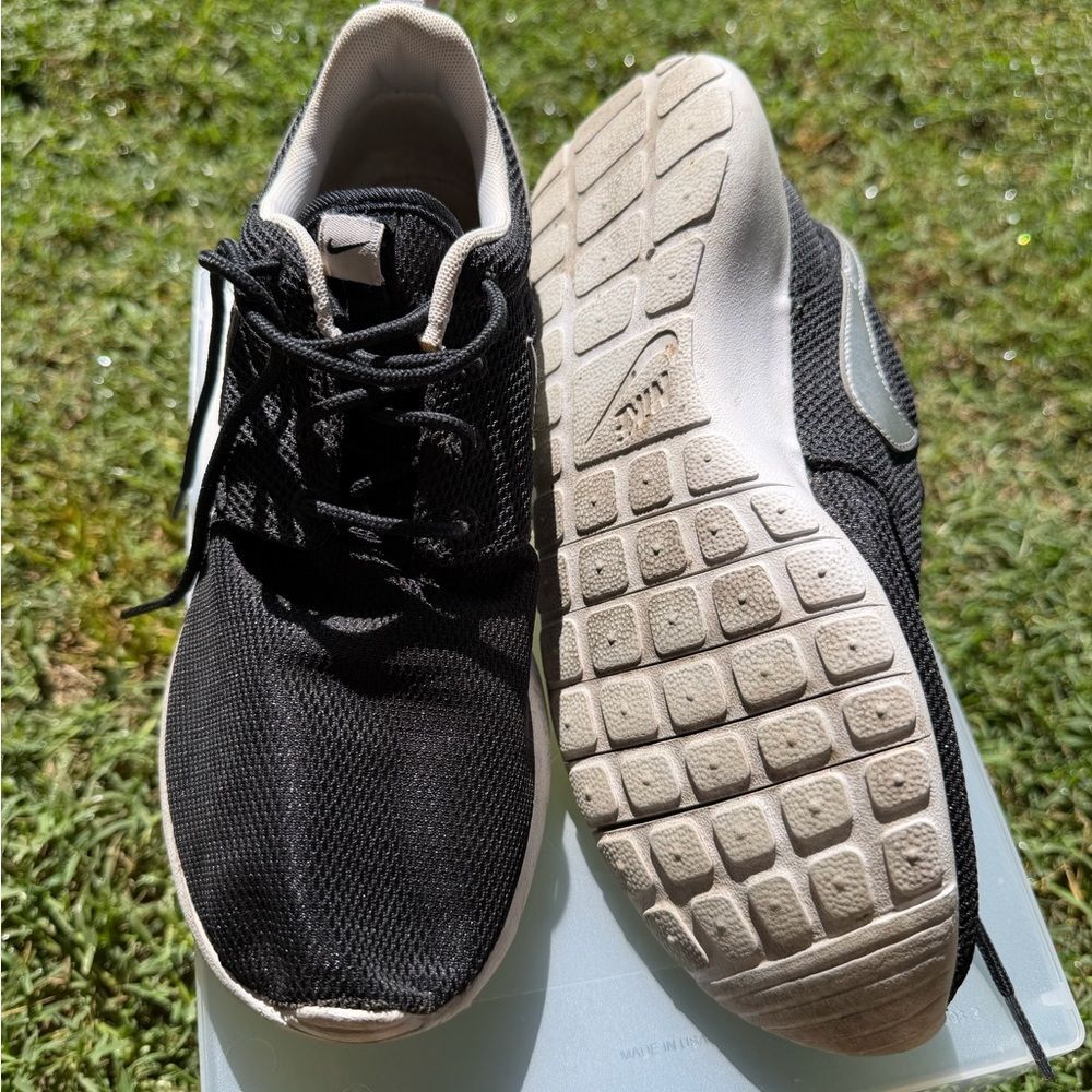 Nike Men's Black and White Lightweight Running Sneakers